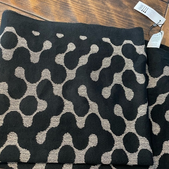 NWT Someday by Opus (Germany). Lovely black & metallic gold large scarf - Picture 1 of 11